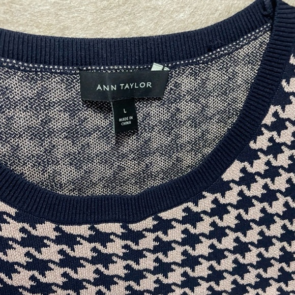 Elegant Houndstooth Short sleeved Knit Dress, Perfect for the Office - Picture 2 of 6